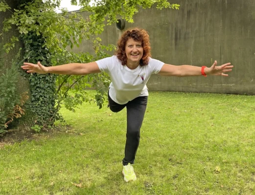 Marion Kinzig – Personal Trainerin in Frankfurt zeigt Standwaage im Freien mit ausgebreiteten Armen und Lebensfreude