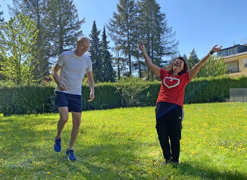 Marion Kinzig – Personal Trainerin in Frankfurt - mit ihrem Kunden beim freudvollen Training im Garten – gemeinsames Hopsen und Lachen.