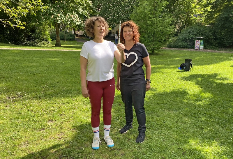 Neuroathletik Frankfurt: Neuroathletiktraining mit Augenliegestütz: Kundin übt mit Vision Stick unter professioneller Anleitung