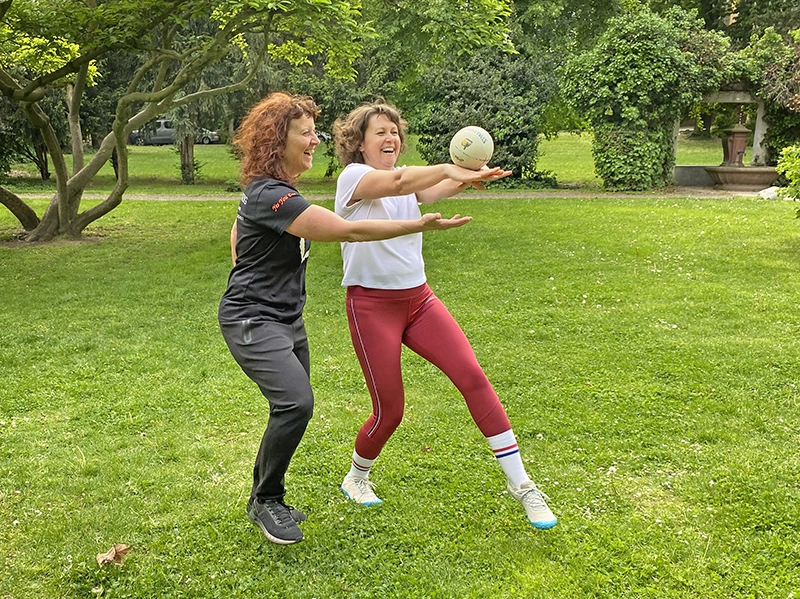 Training bei Polyneuropathie: große Schritte mit Ballbalance, individuell angeleitet und mit Freude umgesetzt.