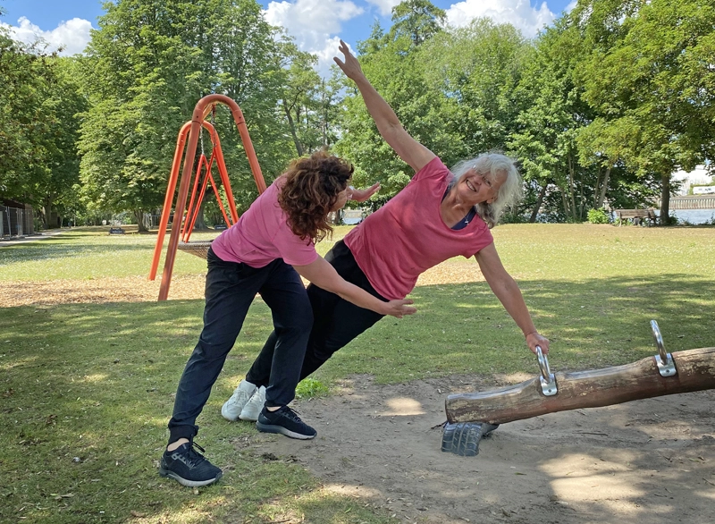 Marion Kinzig – Personal Trainerin in Frankfurt unterstützt Kundin beim Osteoporosetraining im Freien zur Förderung von Knochenstabilität und Gleichgewicht
