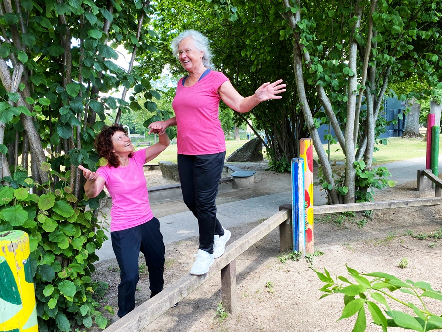 Marion Kinzig – Personal Trainerin in Frankfurt unterstützt Kundin bei Balance-Übung zur Sturzprophylaxe - mit Vertrauen und Freude ins Gleichgewicht