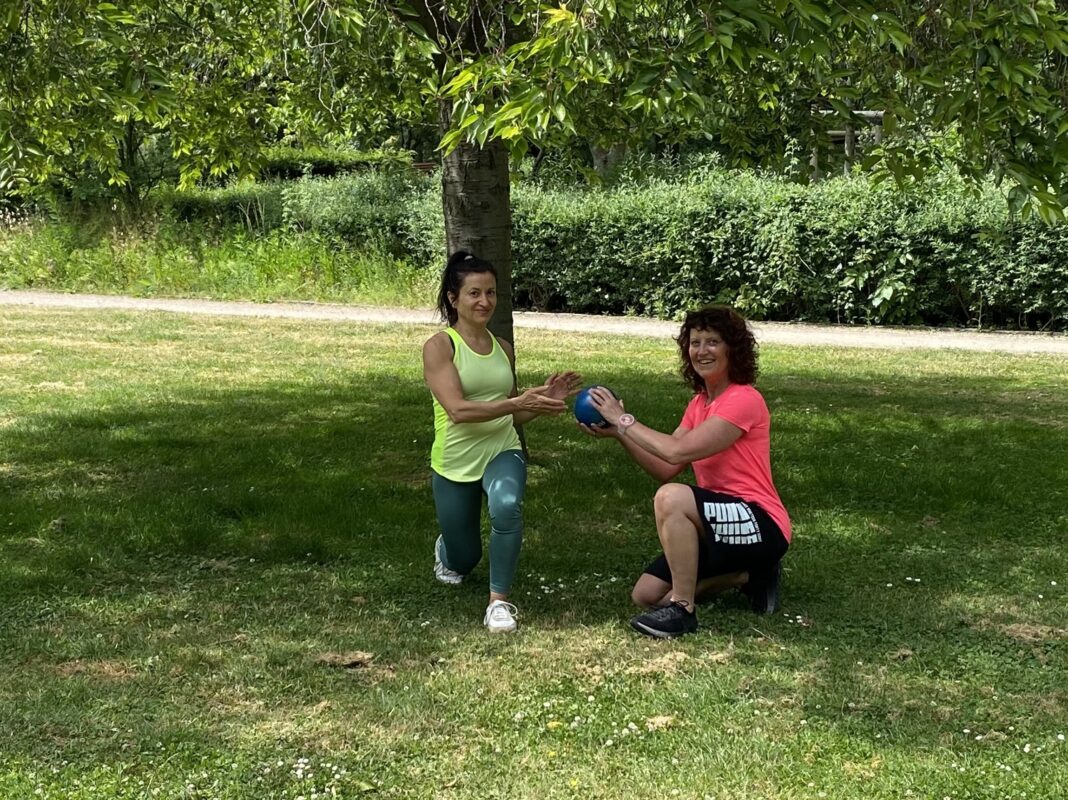 Outdoor-Training mit Marion Kinzig in Frankfurt – funktionelles Partnertraining mit Medizinball unter Bäumen.