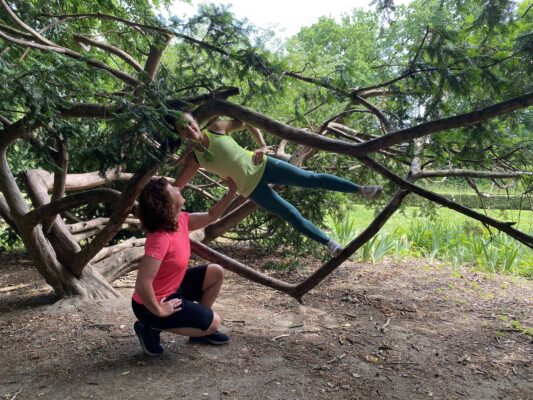 Marion Kinzig, Personal Trainerin in Frankfurt, beim funktionellen Training in der Natur – dynamisch, kreativ, mit Abenteuerlust und mit Herz.