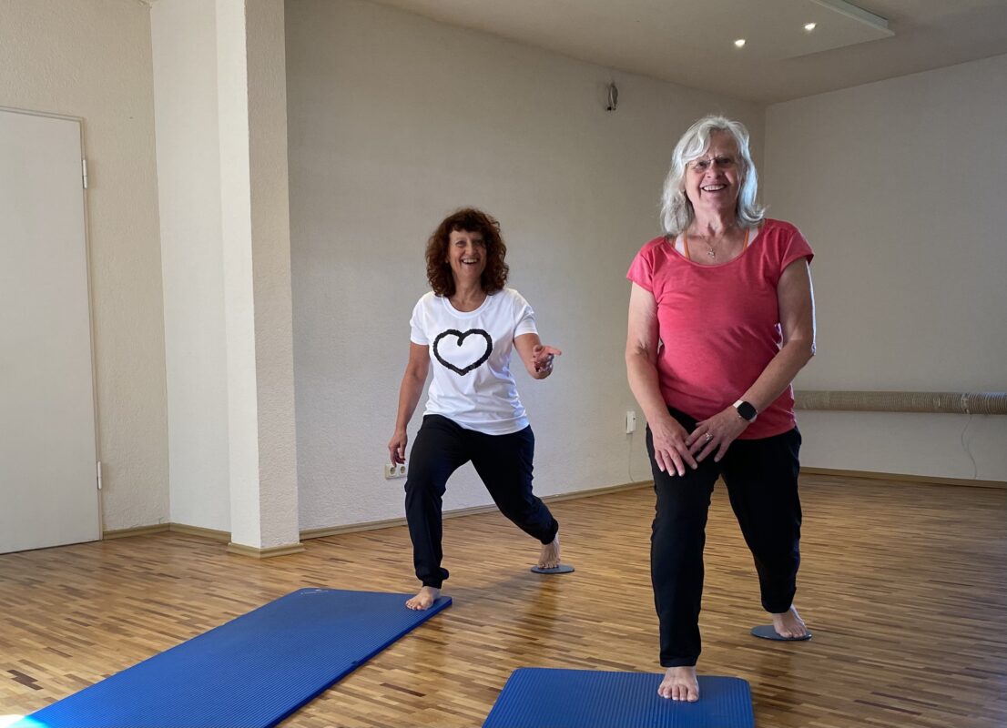 Marion Kinzig zeigt Osteoporose-Übungen im Personal Training – Ausfallschritt mit Slider für Knochenstabilität und Lebensfreude.