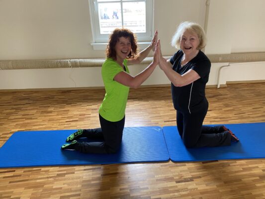 Seniorentraining mit Marion Kinzig: Sport und Spaß für ein gesundes Altern.