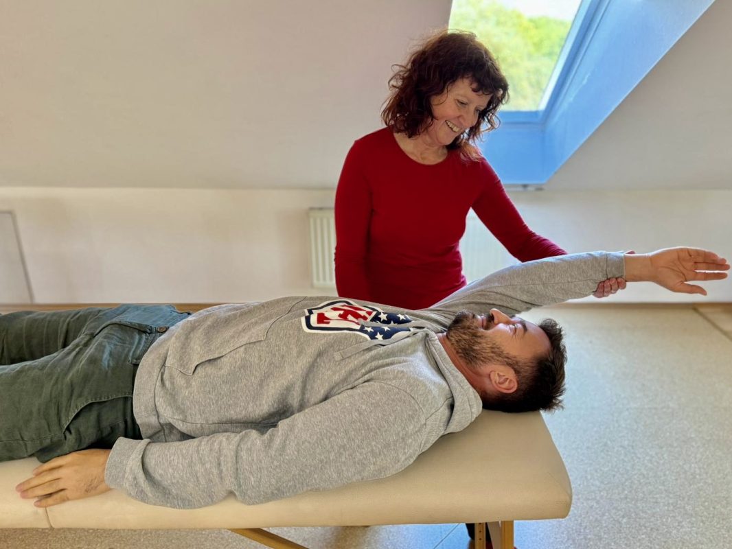 Sportkinesiologischer Muskeltest: Serratus anterior.