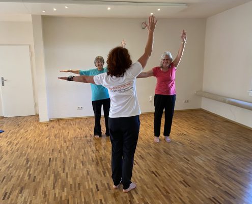 Personal Training zu zweit: Marion Kinzig leitet zwei Frauen bei einer Koordinationsübung mit unterschiedlichen Armbewegungen im Frei‑Raum Frankfurt an.
