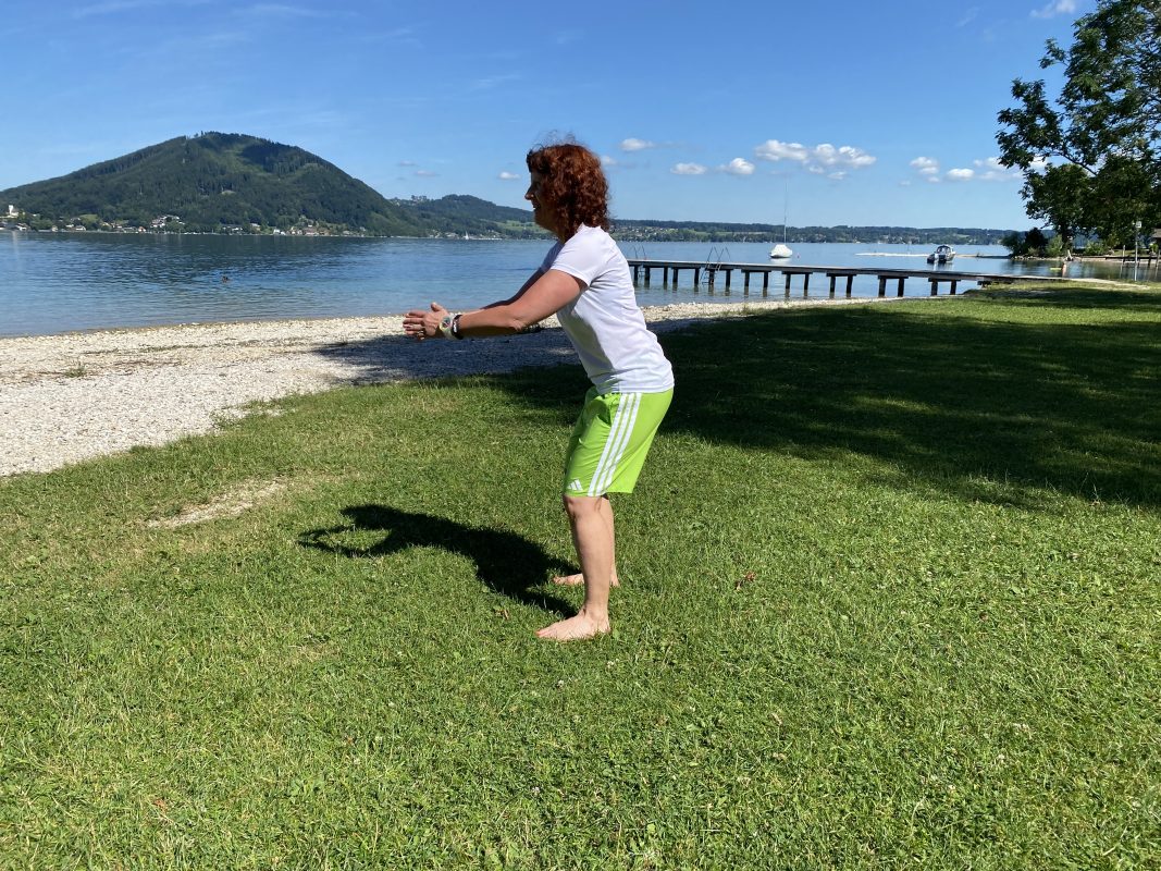 Trainerin Marion KInzig zeigt die konzentrische Phase beim Hochkommen aus der Kniebeuge Marion zeigt die konzentrische Phase beim Hochkommen aus der Kniebeuge